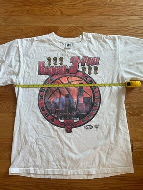 STARTER Chicago Bulls Repeat 3-Peat Graphic Tee - White/Red/Black